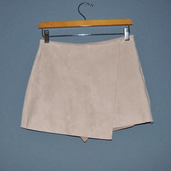 SLIDE SHOW Blush Faux Suede Wrap Skort Short sz 10 - Picture 2 of 7